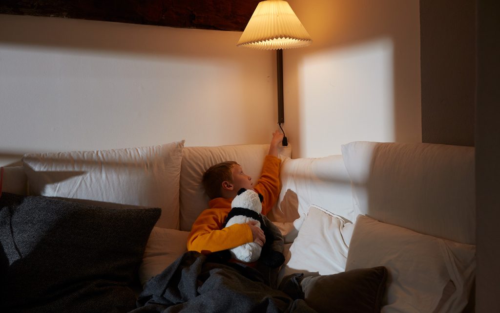 Bornholmsk dreng slukker for lampe for at spare på strømmen