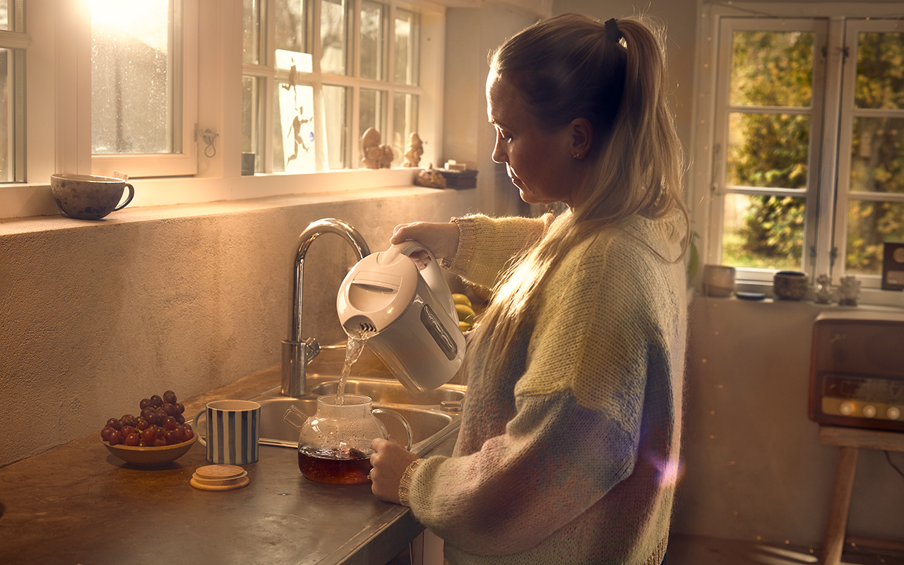 Bornholmer hælder vand op fra elkedel