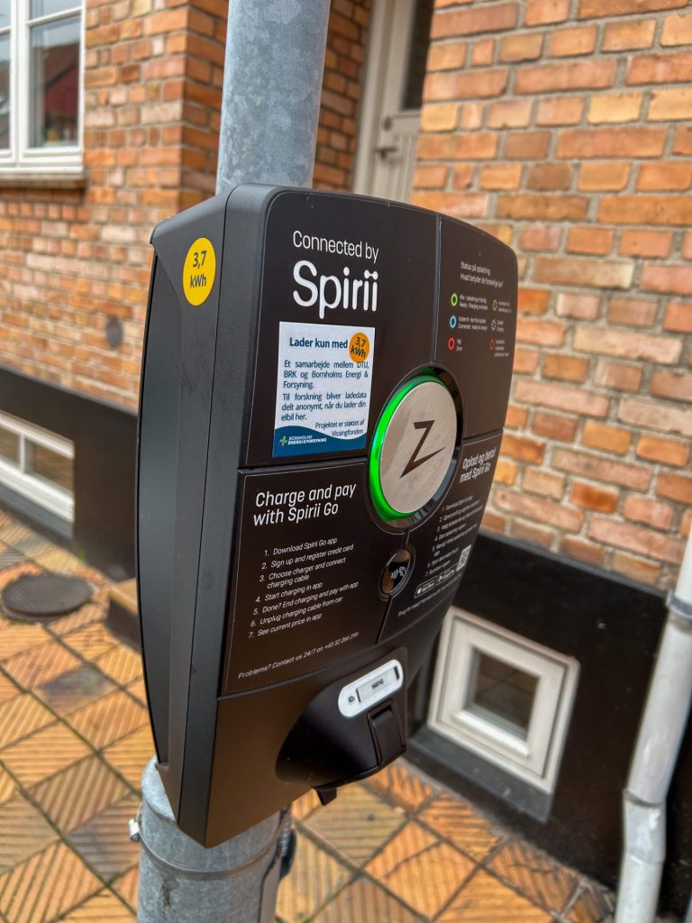 Lygtepæle omdannet til ladestandere for elbiler i Rønne i forsøgsprojekt