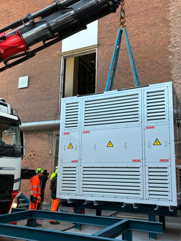 Transformer løftes op i kran til Værket