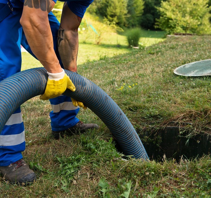 Man tømmer septiktank